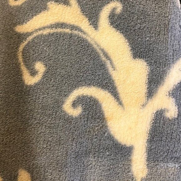 Tahari Home reversible blanket Full/Queen 90 x 90 - Picture 3 of 4